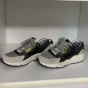 P448 sneakers in great condition! Size 5.5/6!